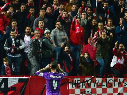 Sergio Ramos se encara con los hinchas radicales del Sevilla después de marcar el 3-2 en Copa.