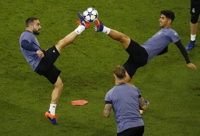 Dani Carvajal y Marco Asensio calientan en el campo.