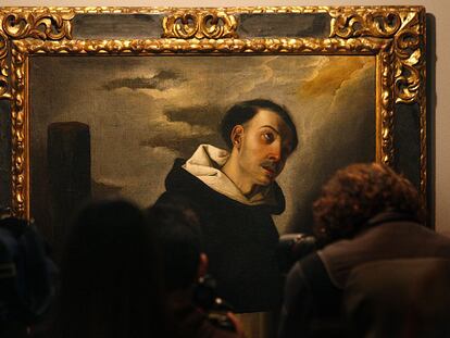 El cuadro <i>Beato Tomás de Zumárraga,</i> de Francisco de Zurbarán, ayer en el Centro Cultural Cajasol, en Sevilla.