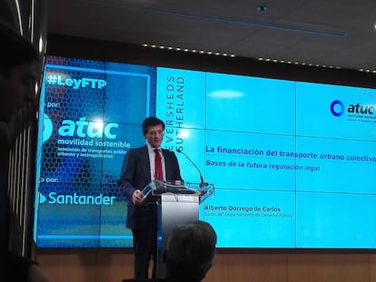 Alberto Dorrego de Carlos, durante la jornada sobre la Ley de Financiaci&oacute;n del Transporte P&uacute;blico organizada por ATUC.