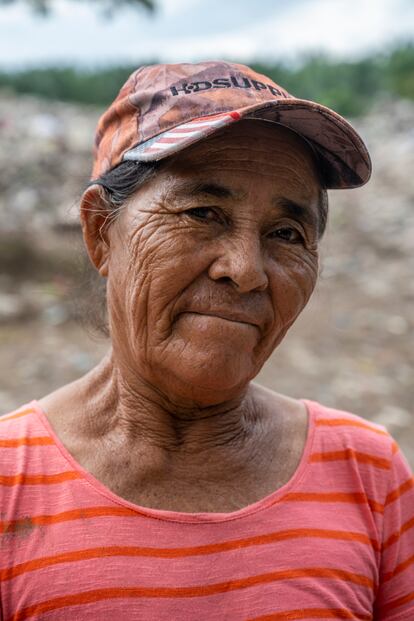 Ana Rosa tiene 58 años, y los últimos 16 los ha pasado recogiendo basura todos los días desde las seis de la mañana. Es una de las pepenadoras de Las Metálicas. Normalmente recoge aluminio, cobre, botes y plástico. Ha sacado adelante a su esposo y sus cuatro hijos trabajando de sol a sol en el basurero. Mientras habla, a su alrededor baten las alas pájaros negros carroñeros conocidos como 'limpiamundos'.  