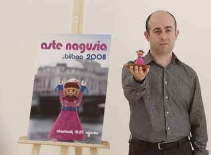 José Antonio Arrieta posaba ayer junto a su cartel con una figura como la que ha usado.
