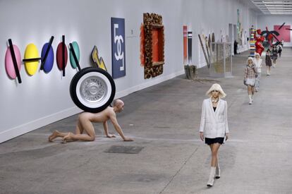 Las últimas dos colecciones de 'prêt-à-porter' de Karl Lagerfeld para Chanel se apuntan a la sátira, pero solo a través de la puesta en escena. En la imagen, la falsa galería de arte -con obras ideadas por el diseñador alemán- en la que se presentó la de primavera/verano 2014.