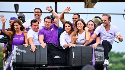 Daniel Noboa junto a los candidatos a asambleístas por el partido ADN durante el cierre de la campaña, este jueves en Guayaquil, Ecuador.