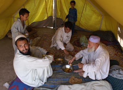 Ataolá, uno de los refugiados paquistaníes, comparte un plato de arroz con su abuelo y uno de sus sobrinos. Denuncia sin tapujos que "todo Bayaur está lleno de talibanes".