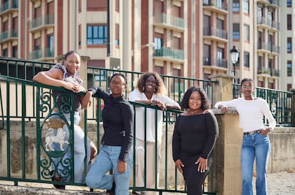 Kamisa Magassa, presidenta de Black Power; Alice Addo, secretaria de Black Power; Fátima Djara de Almeida Sani, secretaria de Flor de África; y Belguisa Djalo.