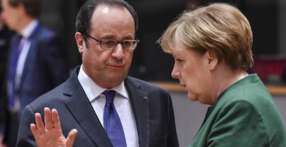 Fran&ccedil;ois Hollande conversa con Angela Merkel durante la cumbre de Bruselas.