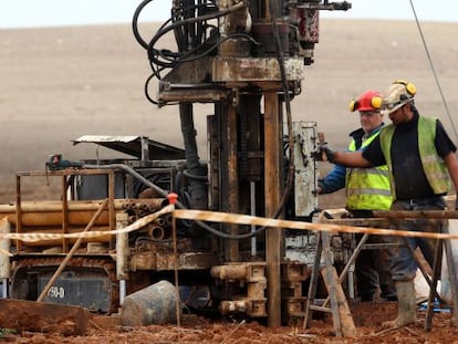 Dos t&eacute;cnicos sondean el terreno en las afueras de Villar de Ca&ntilde;as (Cuenca), en 2012.