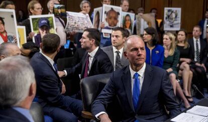 Dennis Muilenburg testifica en un comité del Senado de Estados Unidos ante las protestas de familiares de personas fallecidas en los accidentes provocados por los fallos de diseño del Boeing 737 Max.