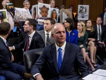 Dennis Muilenburg testifica en un comité del Senado de Estados Unidos ante las protestas de familiares de personas fallecidas en los accidentes provocados por los fallos de diseño del Boeing 737 Max. 