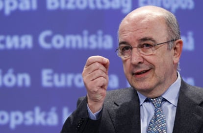El comisario europeo de Asuntos Económicos y Monetarios, Joaquín Almunia, en su última rueda de prensa antes de ocupar la cartera de Competencia.