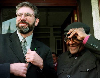 Desmond Tutu y Gerry Adams en la sede del Sinn Fein, en una visita del arzobispo para promover la paz en Irlanda del Norte.