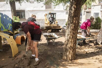 Labores de limpieza en un parque infantil de Guadamur (Toledo) afectado por la lluvia, este jueves.