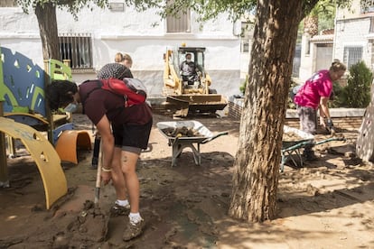 Labores de limpieza en un parque infantil de Guadamur (Toledo) afectado por la lluvia, este jueves.