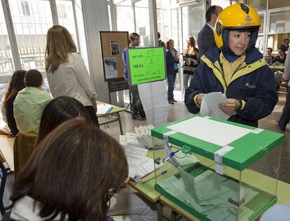 Los votos por correos se han depositado esta mañana en las urnas. En la imagen, una trabajadora de Correos lleva los sobres a una de las mesas electorales.