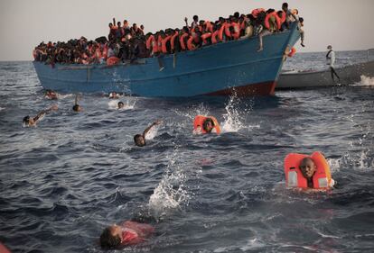 Imigrantes pulam na água durante uma operação de resgate no mar Mediterrâneo, a 20 km ao norte de Sabratha (Líbia), em 29 de agosto de 2016.