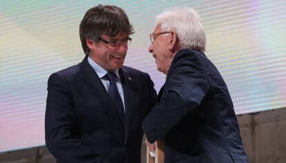 Puigdemont entrega el premio a Raimon.