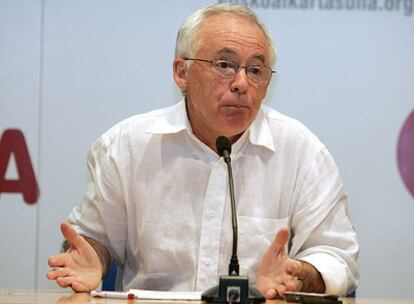 El consejero de Empleo y secretario general de EA, Joseba Azkarraga, en su comparecencia de ayer en Vitoria.