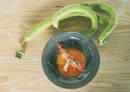 Alficoz relleno de tartar de gamba con bisqué de la propia gamba, elaborada por el chef Alejandro del Toro