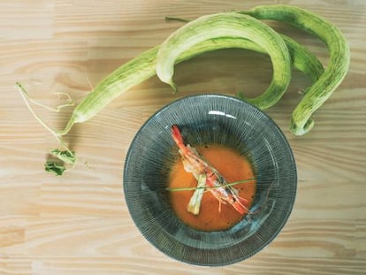 Alficoz relleno de tartar de gamba con bisqué de la propia gamba, elaborada por el chef Alejandro del Toro