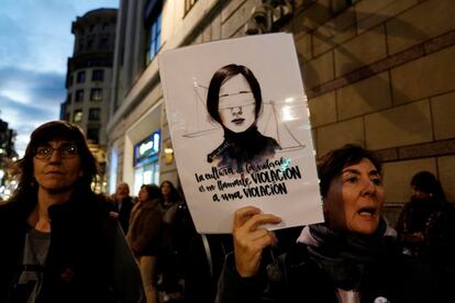 "Cultura de la violación es no llamar violación a una violación", se puede leer en un cartel durante la protesta en Bilbao.