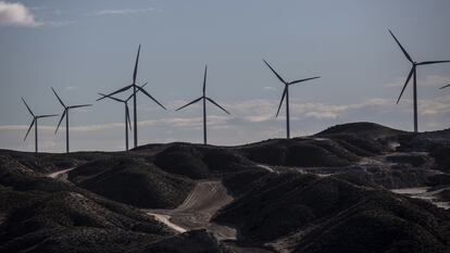 Aerogeneradores de un parque eólico en la provincia de Zaragoza.