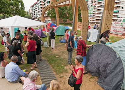 Acampada en Nou Barris por el derecho a la vivienda.