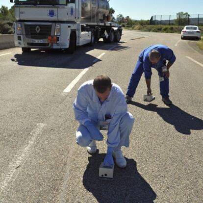 Técnicos franceses miden el nivel de radiactividad cerca del complejo nuclear de Marcoule.