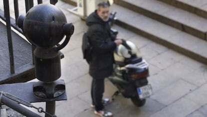 Cámara de vídeovigilancia de la plaza Geroge Orwell, en Ciutat Vella.