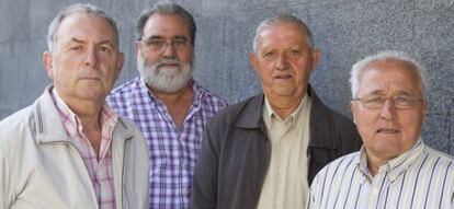 Emigrantes retornados a los que Hacienda investiga sus pensiones. De izquierda a derecha, Luis Gil, Julio Pena, José Novo y Ángel Bernárdez.
