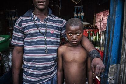 Etienne, de 11 años, vive con Ivene, de 32, el propietario de una tienda de alimentación en Cité Soleil, un barrio pobre de Puerto Príncipe, capital de Haití. Etienne trabaja muchas horas a diario y, como muchos niños 'restaveks', que han sido confiados a otras familias, sufre maltratos.