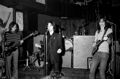 Patti Smith canta en el centro, con Lenny Kaye (derecha) e Ivan Kral (izquierda) en abril de 1975.