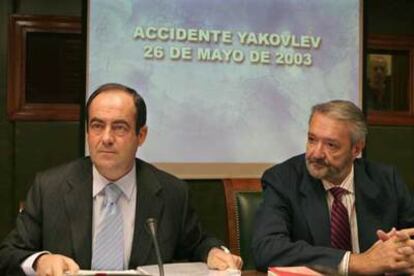 El ministro José Bono, a la izquierda, y el presidente de la Comisión de Defensa del Senado, Jaime Blanco.