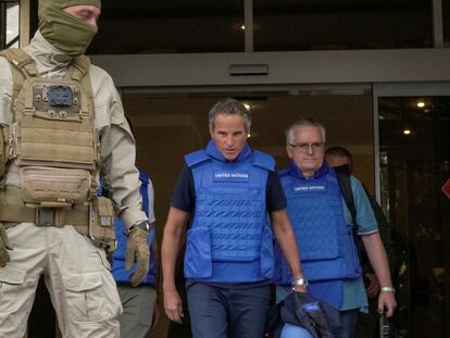 El director del OIEA, Rafael Mariano Grossi, en el centro de la imagen, salía este jueves del hotel con su equipo para visitar la central nuclear de Zaporiyia.