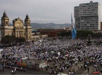 Acto multitudinario en Ciudad de Guatemala organizado por la Iglesia católica para pedir el fin de la violencia.