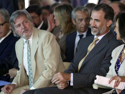Felipe VI junto a la presidenta del Banco Santander, Ana Patricia Botín, y el ministro de Educación Cultura y Deporte, Iñigo Méndez de Vigo durante la clausura del acto de presentación del informe de la Fundación Conocimiento y Desarrollo de 2014 en el Colegio Oficial de Arquitectos de Madrid.