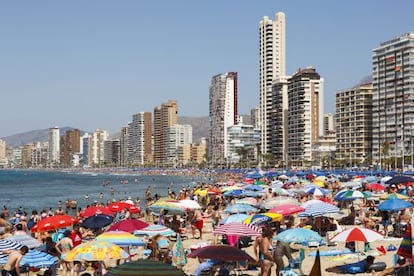 Turistas en la playa de Benidorm (Alicante).