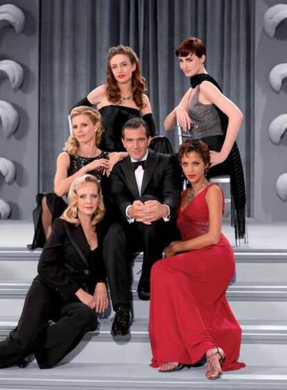 Banderas, rodeado, de izquierda a derecha, por Twiggy, Laura Bailey, Elizabeth Jagger, Erin O'Connor y Noémi Lenoir.