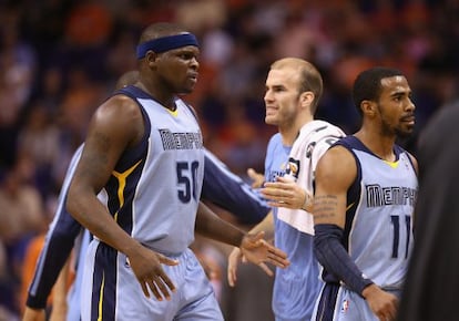 Calathes, entre Randolph y Conley, en un partido de los Grizzlies.