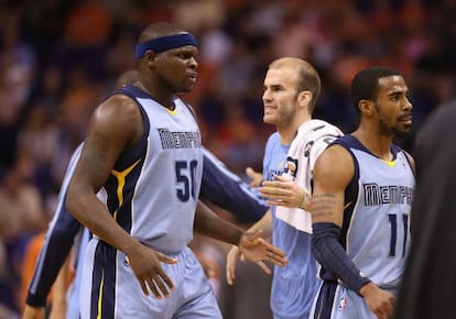 Calathes, entre Randolph y Conley, en un partido de los Grizzlies. 