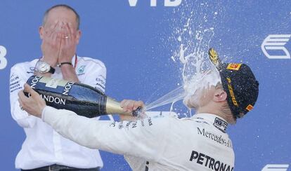 Valtteri Bottas celebra su victoria con champan en el podio.