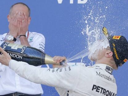 Valtteri Bottas celebra su victoria con champan en el podio.