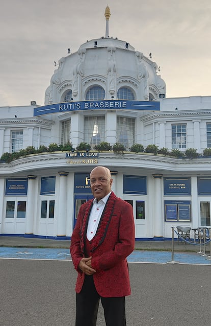 Kuti Miah, amigo de la familia Sunak, frente a su restaurante en los muelles de Southampton