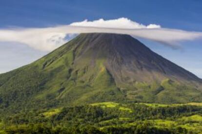 Perfil del volcán Arenal, en Costa Rica.