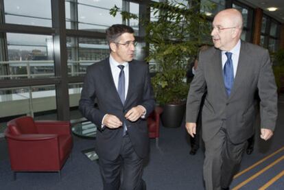 Patxi López, a la izquierda, camina junto a Joaquín Almunia antes del encuentro que mantuvieron ayer, en Bruselas.