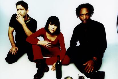 Kristin Hersh, rodeada de Dave Narcizo (izquierda) y Bernard Georges, miembros de Throwing Muses.