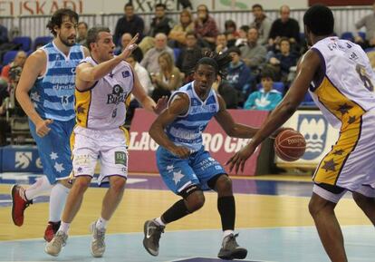 Los jugadores del Lagun Aro Morris Finley y David Doblas, en el partido contra el Blancos de Rueda.