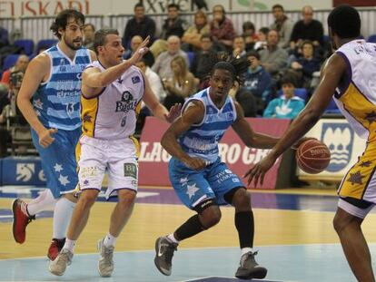 Los jugadores del Lagun Aro Morris Finley y David Doblas, en el partido contra el Blancos de Rueda.