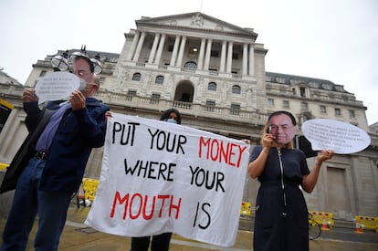 Activistas ambientales llevan máscaras con la cara del gobernador del Banco de Inglaterra, Andrew Bailey, durante una protesta en Londres, Reino Unido, en una imagen de archivo.