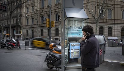 Un home utilitza una cabina a Barcelona, en una imatge d'arxiu.